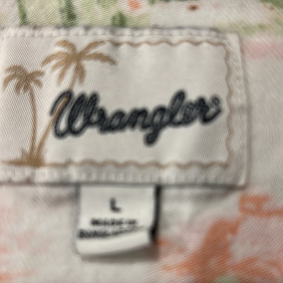 LOT NWT Women’s Wrangler camp shirts Large (2) - Picture 4 of 4